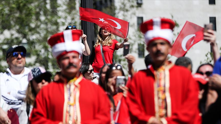 New York,  kırmızı beyaza büründü